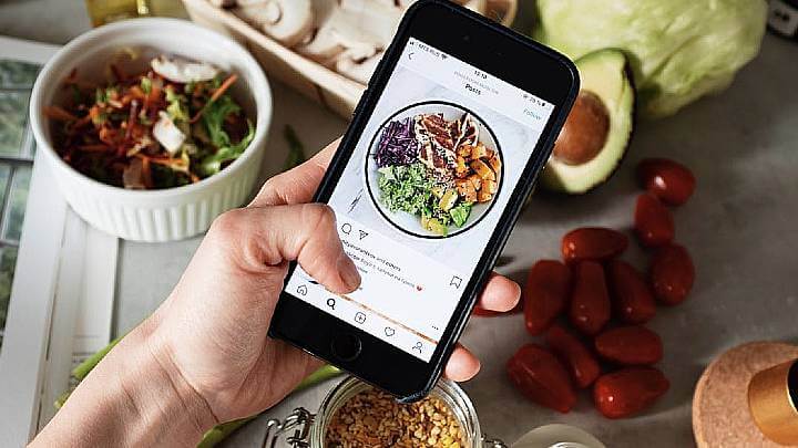 nutricion personalizada persona subiendo una foto de un plato de comida a instagram