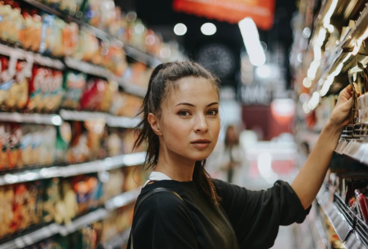 mujer en el supermercado