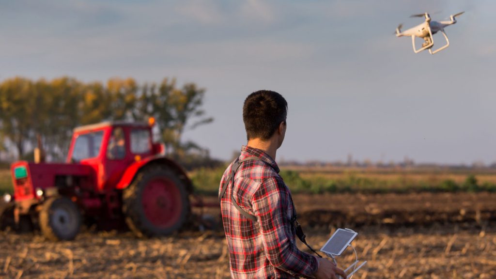 foodtech startups - agricultor manejando un dron en el campo